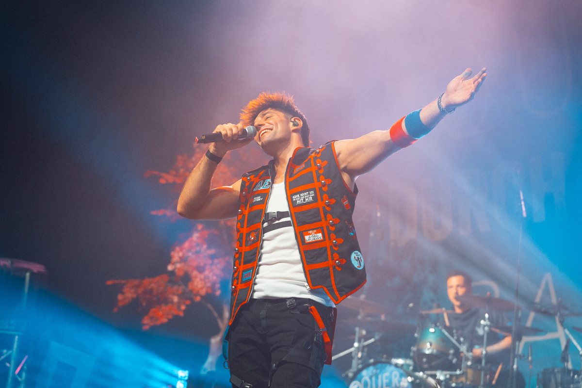Alexander Eder singt auf der Bühne in St. Pölten