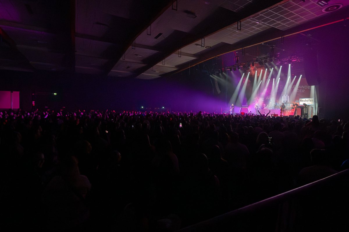 Volle Halle mit Bühnenlicht in St. Pölten